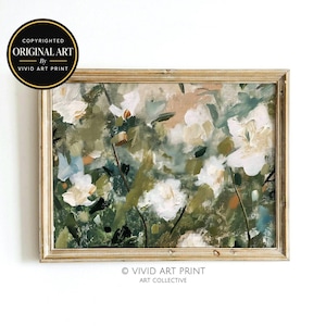 Puede incluir: Una impresión artística rectangular enmarcada que presenta una pintura floral abstracta con pinceladas visibles en tonos verde salvia, oliva, crema y blanco. El marco es de madera clara con un acabado texturizado. El texto dice COPYRIGHTED ORIGINAL ART BY VIVID ART PRINT.