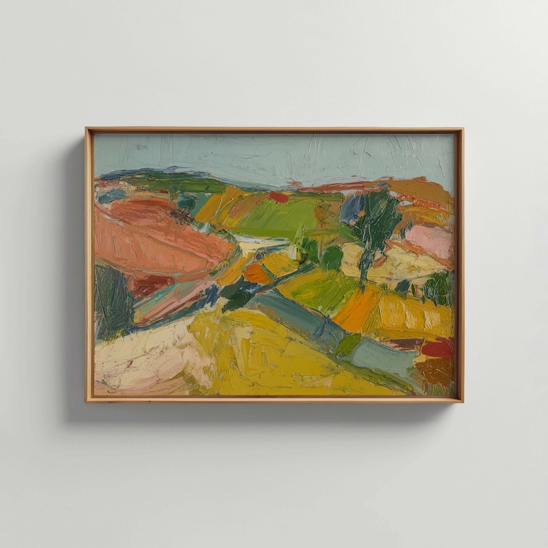 以下が含まれることがあります： 木製のフレームに入った抽象的な風景画。このアートワークは、黄色、緑、オレンジ、ピンクなどの鮮やかな色の組み合わせで、明るい青空の下の丘や畑を描いています。筆致が見え、質感が加わっています。
