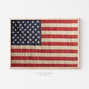 Puede incluir: Impresión enmarcada de la bandera estadounidense. La bandera presenta un cantón azul con estrellas blancas y franjas rojas y blancas. La impresión está en un marco de madera. El texto "VIVID ART PRINT ART COLLECTIVE" está en la parte inferior.