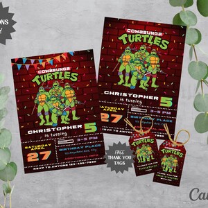 Puede incluir: Un conjunto de invitaciones y etiquetas de agradecimiento para una fiesta de cumpleaños con las Tortugas Ninja. Las invitaciones son rectangulares con un fondo de pared de ladrillos e incluyen los detalles del evento. Las etiquetas dicen "Thanks for the Turtletastic Time!"