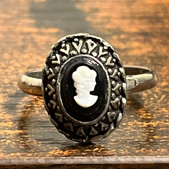 Black and White Lady Adjustable Cameo Ring - image 2