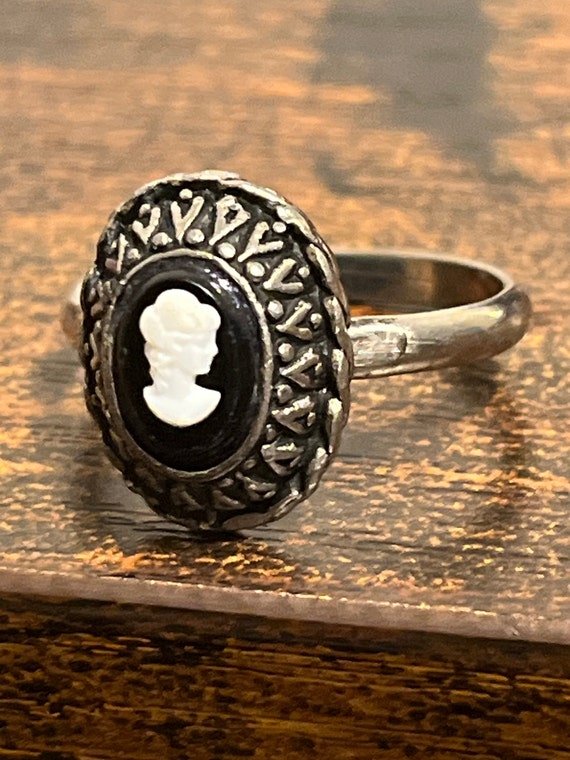 Black and White Lady Adjustable Cameo Ring - image 3