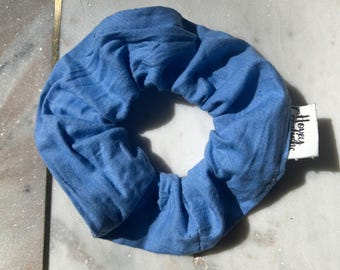 Handgemachte hellblaue Scrunchie