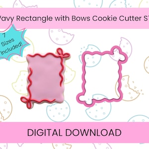 Op de afbeelding: Een digitale download voor een Wavy Rectangle with Bows koekjesvorm STL. De afbeelding toont een roze rechthoekig koekje met golvende randen en rode glazuur strikjes, naast een roze koekjesvorm. De tekst vermeldt 7 Sizes Included.