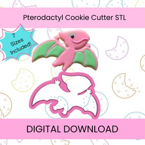 Peut inclure: Un emporte-pièce ptérodactyle rose et un biscuit décoré en forme de ptérodactyle avec un corps rose et des ailes vertes. L'image contient le texte Pterodactyl Cookie Cutter STL, 7 Sizes Included et DIGITAL DOWNLOAD sur fond blanc.