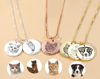 Può includere: Cinque collane in argento, oro e oro rosa con ciondoli rotondi che presentano ritratti di animali domestici incisi e nomi. I nomi sui ciondoli sono "Reece", "Lexi", "Callie", "Ellie" e "Bailey".