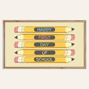 Pode incluir: Uma impressão emoldurada com cinco lápis amarelos com borrachas rosa e pontas pretas. Cada lápis tem um oval preto com texto branco que diz "HAPPY FIRST DAY OF SCHOOL". O fundo é amarelo claro.