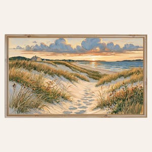 Könnte beinhalten: Ein gerahmtes Landschaftsgemälde, das einen sandigen Strandpfad zeigt, der durch hohes goldenes Dünengras in Richtung Ozean bei Sonnenuntergang führt. Der Himmel zeigt weiche Wolken in Blau-, Orange- und Gelbtönen mit einem kleinen Haus.