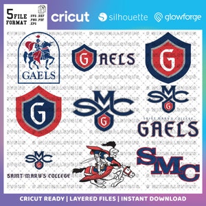 Puede incluir: Cinco archivos SVG en capas para máquinas de corte Cricut, Silhouette y Glowforge. Los archivos presentan un escudo azul y rojo con la letra G y la palabra "GAELS" en blanco. También hay un escudo azul y rojo con las letras SMC y la palabra "SAINT MARY'S COLLEGE" en blanco. Los archivos también incluyen un escudo azul y rojo con la letra G y la palabra "GAELS" en blanco. Los archivos están listos para ser cortados y utilizados para proyectos personales o comerciales.