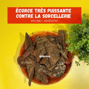 Puede incluir: Un cuenco de madera lleno de corteza seca, etiquetado "écorce très puissante contre la sorcellerie EPO EBO - ADITÉGOTO" en texto rojo. La corteza es marrón y tiene una textura rugosa. El cuenco está sobre una superficie amarilla.