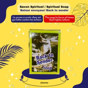Peut inclure: Une boîte verte et blanche de "Back to Sender Soap" avec une image sépia d'une personne. La boîte est placée sur un fond jaune avec du texte en français et en anglais. Le texte comprend "Savon Spirituel" et "Le savon à avoir chez soi qui lutte contre les échecs."
