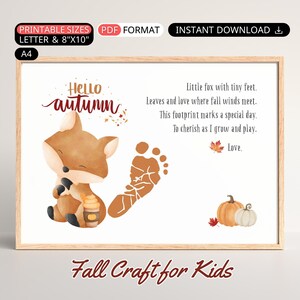 Op de afbeelding: Een ingelijste print met een aquarel illustratie van een vos, pompoenen en een voetafdruk. De tekst luidt "Hello autumn" en een gedicht over de herfst. De print is getiteld "Fall Craft for Kids".