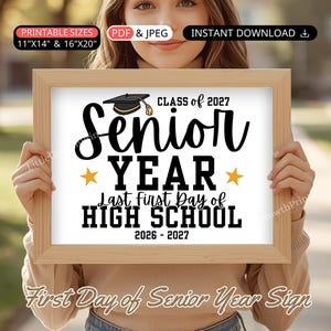 Può includere: Una cornice rettangolare in legno chiaro contenente un cartello bianco con testo nero che recita Senior YEAR Last First Day of HIGH SCHOOL 2026-2027, con un'icona di tocco di laurea nera e due stelle gialle ai lati della parola YEAR.