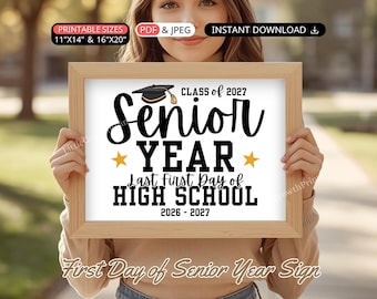 以下が含まれることがあります： Senior YEAR Last First Day of HIGH SCHOOL 2026-2027という黒い文字が書かれた白い看板を保持する明るい木製の長方形のフレーム。黒い卒業帽のアイコンと、YEARという単語の両側に2つの黄色い星が描かれています。