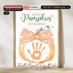 Peut inclure: Impression aquarelle avec un motif de citrouille, une empreinte de main et le texte "Cutest Pumpkin in the Patch". L'impression comprend un nœud et les mots "Fall Craft for Kids". Format A4.