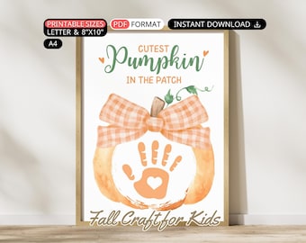 Może przedstawiać: Akwarela z motywem dyni, odciskiem dłoni i napisem "Cutest Pumpkin in the Patch". Wydruk zawiera kokardę i słowa "Fall Craft for Kids". Rozmiar A4.