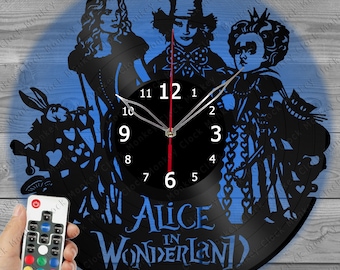 Könnte beinhalten: Schwarze Vinyl-Schallplattenuhr mit Silhouetten von Charakteren aus Alice im Wunderland, darunter Alice, der Hutmacher und die Herzkönigin. Das Zifferblatt ist schwarz mit weißen Zahlen und Zeigern, und der Text "Alice in Wonderland" ist blau.