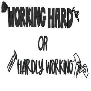以下が含まれることがあります： 黒と白のグラフィックデザインで、「WORKING HARD」というテキストと、その両側に作業帽とレンチが描かれています。テキストの下には「OR」と「HARDLY WORKING」というテキストがあり、その両側にリモコンと電話を持った手が描かれています。