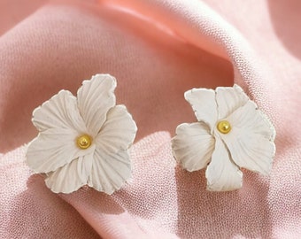 Boucles d'oreilles fleurs blanches, Boucles d'oreilles florales en argile, Cadeau unique pour elle, Cadeau pour maman, Parure de boucles d'oreilles délicates, Boucles d'oreilles de mariée, Boucles d'oreilles d'été