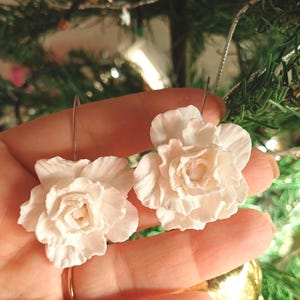 Pfingstrose Fimo Ohrringe, Ohrtropfen, Florale Fimo Ohrringe, Fimo Blume, baumelnde Ohrringe, Weihnachtsgeschenkidee für Frauen