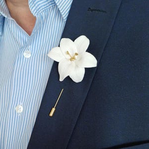 Lily Lapel Pin for Men, Wedding Boutonniere, Groomsmen Wedding Accessories, Realistic Flower Boutonniere, Suit Pin, Lapel Pin Custom