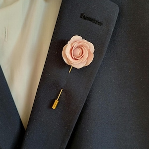 Rose Flower Lapel Pin for Men, Lapel Pin Custom, Groomsmen Wedding Accessories, Realistic Boutonniere, Suit Lapel Pin, Prom Accent Flow