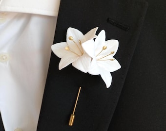 Pin de solapa de flor de lirio para hombre, boutonniere de boda, accesorios de boda para padrinos de boda, boutonniere de flor realista, pin de traje, pin de solapa personalizado
