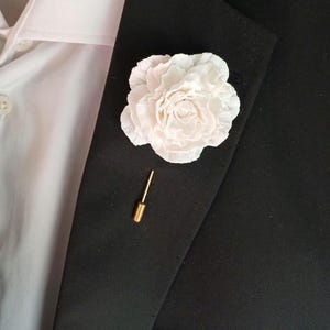 男性用牡丹の花のラペルピン、ラペルピンカスタム、花婿の付添人のウェディングアクセサリー、リアルなブートニア、スーツのラペルピン、プロムのアクセントフロー