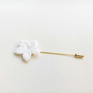 Pearly flower Lapel Pin for Men, Lapel Pin Custom, Groomsmen Wedding Accessories, Realistic  Boutonniere, Suit Lapel Pin, Prom Accent Flow