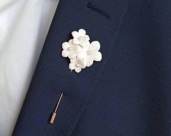Pearly flower Lapel Pin for Men, Lapel Pin Custom, Groomsmen Wedding Accessories, Realistic Boutonniere, Suit Lapel Pin, Prom Accent Flow
