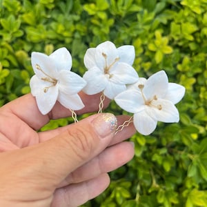 Lily Hair pin, Lily Flower Hair pin, Bridal Hair Clip, Floral Bridal Hair accessory, Floral Wedding Clip, flower hair sticks