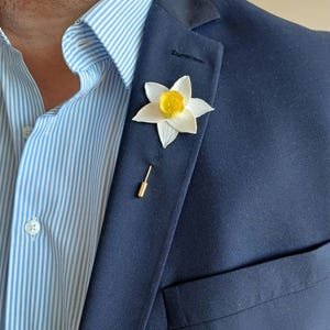 Daffodil Flower Boutonniere, Lapel Pin for Men, Lapel Pin Custom, Groomsmen Wedding Accessories, Realistic  Boutonniere, Suit Lapel Pin
