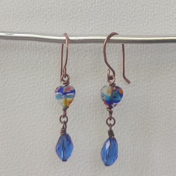 Boucles d'oreilles cuivre coeurs Millefiori et facettes bleues