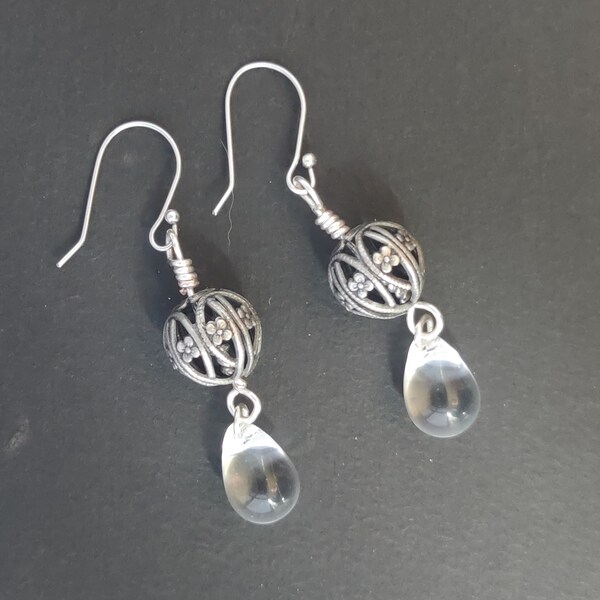 Boucles d'oreilles argentées, perle filigranées et goutte cristal