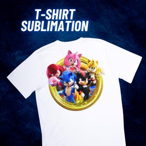 Pu&ograve; includere: T-shirt bianca con una grafica colorata di Sonic the Hedgehog e i suoi amici. Il design include Sonic, Amy Rose, Knuckles, Tails e Shadow, all'interno di un cerchio dorato. Il testo "T-SHIRT SUBMLIMATION" &egrave; in alto.