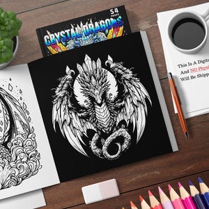Puede incluir: Un libro para colorear en blanco y negro con 54 p&aacute;ginas que presenta un drag&oacute;n con alas de cristal. La portada del libro tiene el t&iacute;tulo "Crystal Dragons" impreso en blanco.