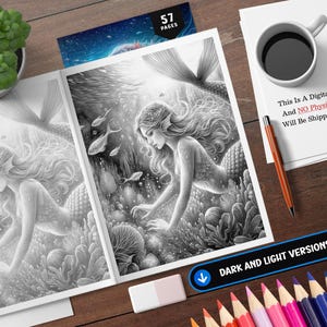 Puede incluir: P&aacute;ginas de un libro para colorear en blanco y negro con sirenas en una escena submarina con peces y corales. La imagen incluye el texto "57 PAGES" y "DARK AND LIGHT VERSIONS". Tambi&eacute;n se ve una taza de caf&eacute;, l&aacute;pices de colores y una planta suculenta.