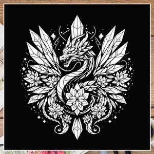 Puede incluir: Ilustraci&oacute;n en blanco y negro de un drag&oacute;n con alas de cristal y detalles florales. El drag&oacute;n est&aacute; rodeado de estrellas y otros elementos decorativos.