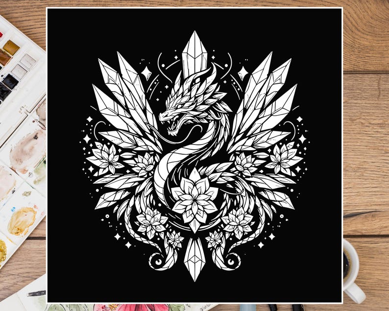 Puede incluir: Ilustraci&oacute;n en blanco y negro de un drag&oacute;n con alas de cristal y detalles florales. El drag&oacute;n est&aacute; rodeado de estrellas y otros elementos decorativos.