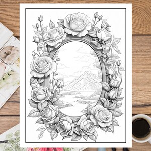 K&ouml;nnte beinhalten: Eine Schwarzwei&szlig;illustration eines dekorativen ovalen Rahmens, der von Rosen umgeben ist. Der Rahmen enth&auml;lt einen Blick auf eine Bergkette und einen Fluss.