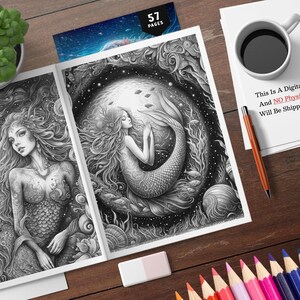 Puede incluir: Un libro para colorear en escala de grises abierto a dos ilustraciones detalladas de sirenas. El libro est&aacute; sobre una superficie de madera con l&aacute;pices de colores, una taza de caf&eacute; y una peque&ntilde;a planta. El texto en un papel dice: "This Is A Digital Product, And NO Physical Item Will Be Shipped To You."