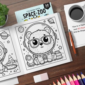 以下が含まれることがあります： 50ページの白黒の塗り絵で、宇宙をテーマにした動物園が描かれています。表紙には、宇宙ヘルメットと眼鏡をかけたかわいいクマが描かれています。表紙のテキストは「塗り絵 Space-Zoo」です。