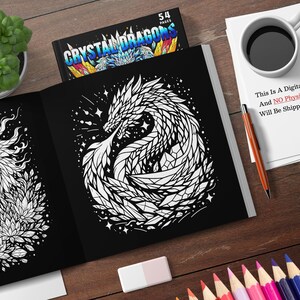 Puede incluir: Un libro para colorear en blanco y negro con un dise&ntilde;o de drag&oacute;n en la portada. El libro est&aacute; abierto en una p&aacute;gina con un dise&ntilde;o de drag&oacute;n. El texto de la portada dice "Crystal Dragons" y "54 Pages".