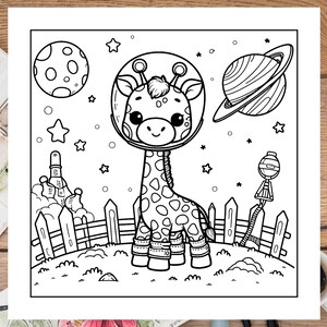 以下が含まれることがあります： 宇宙服を着てブーツを履いたキリンの白黒の線画。キリンはフェンスとロケットを背景に惑星の上に立っています。空には星と惑星があります。