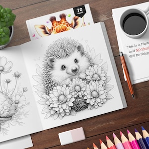 K&ouml;nnte beinhalten: Eine Schwarzwei&szlig;-Malvorlage mit einem Igel, der von Blumen umgeben ist. Der Igel schaut nach links und hat einen s&uuml;&szlig;en Gesichtsausdruck. Die Seite ist Teil eines gr&ouml;&szlig;eren Malbuches mit 70 Seiten.