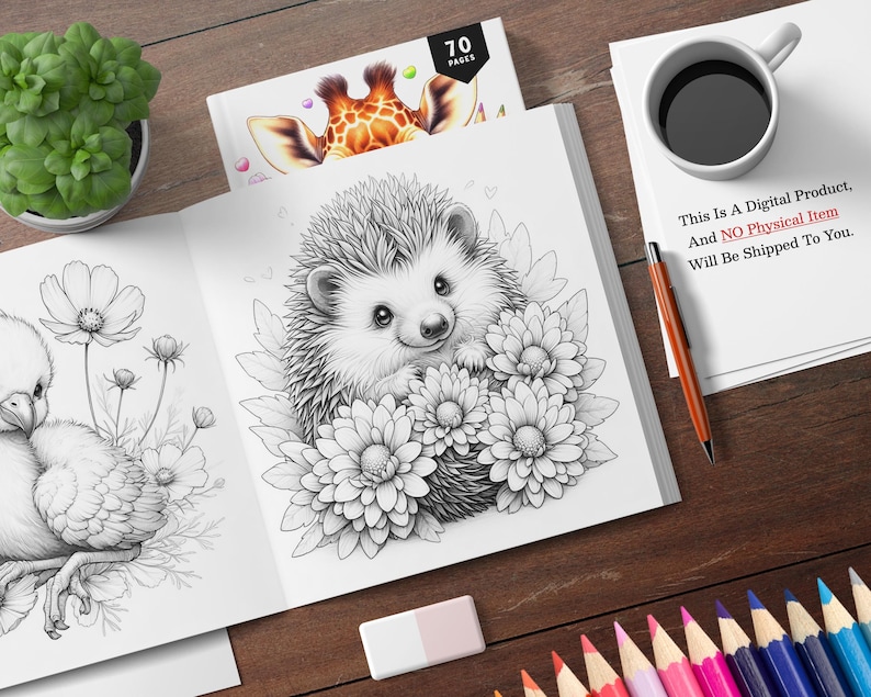 K&ouml;nnte beinhalten: Eine Schwarzwei&szlig;-Malvorlage mit einem Igel, der von Blumen umgeben ist. Der Igel schaut nach links und hat einen s&uuml;&szlig;en Gesichtsausdruck. Die Seite ist Teil eines gr&ouml;&szlig;eren Malbuches mit 70 Seiten.