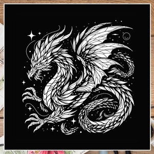 Puede incluir: Una ilustraci&oacute;n en blanco y negro de un drag&oacute;n con las alas extendidas. El drag&oacute;n est&aacute; rodeado de estrellas y una luna creciente.