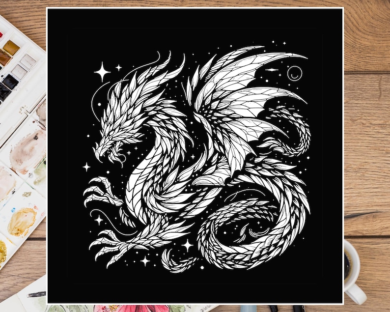 Puede incluir: Una ilustraci&oacute;n en blanco y negro de un drag&oacute;n con las alas extendidas. El drag&oacute;n est&aacute; rodeado de estrellas y una luna creciente.