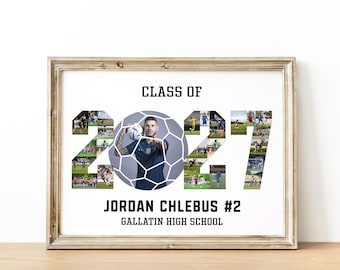 Peut inclure: Une impression photo encadrée avec le texte CLASS OF 2027. Les chiffres 2, 0, 2 et 7 sont remplis de petites photos d'action de football, tandis qu'un grand ballon de football remplace le zéro. Le texte indique JORDAN CHLEBUS #2 GALLATIN HIGH SCHOOL.