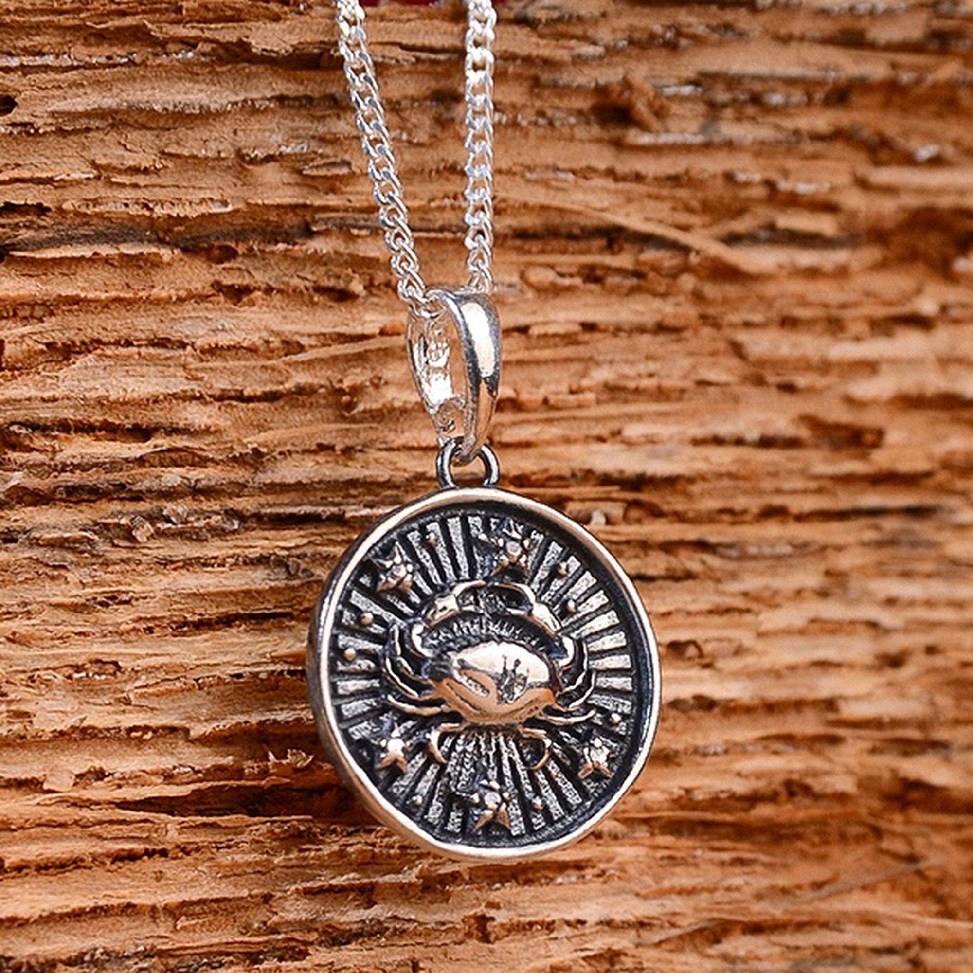 Ciondolo Segno Zodiacale Stilizzato In Oro Giallo 18kt Cancro - Maiocchi Store - Milano - Maiocchi